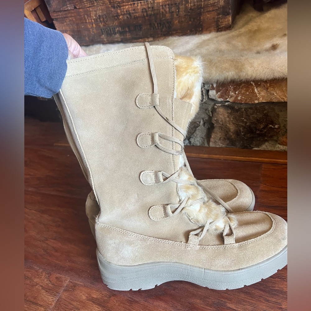 Preowned very good Khombu boots sz 8 suede, faux fur & faux sheepskin lace front